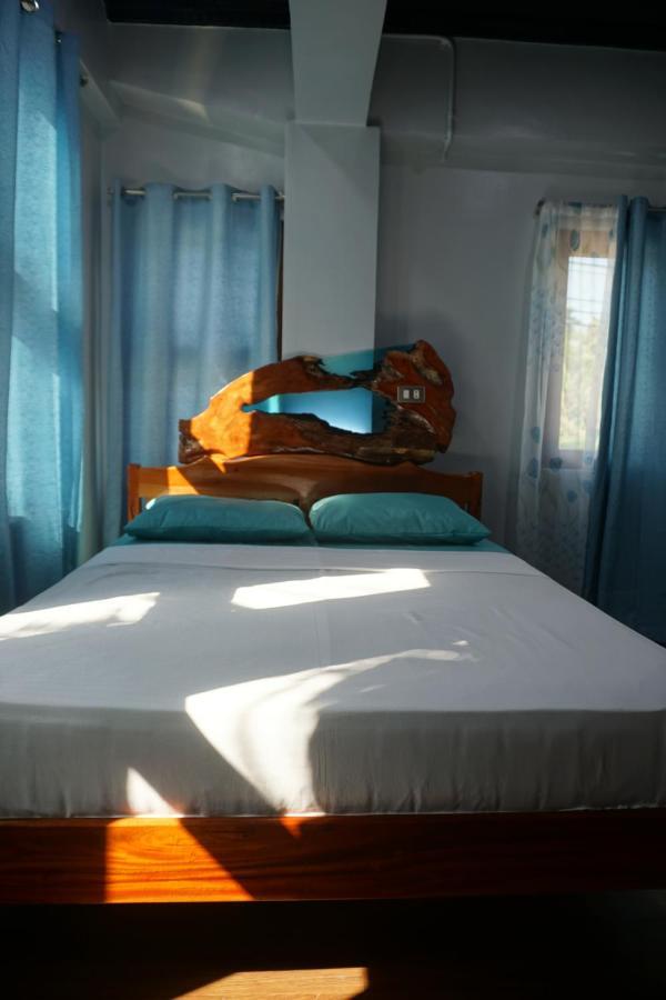 L Cafe Restobar & Lyn'S Guest House San Juan  Kültér fotó